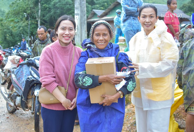 Các tình nguyện viên chung vui cùng bà con Các tình nguyện viên chung vui cùng bà con