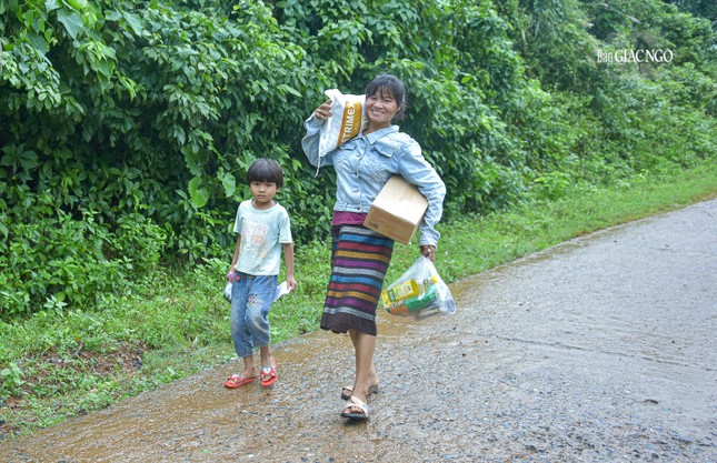 2 mẹ con vui vẻ trở về nhà 2 mẹ con vui vẻ trở về nhà