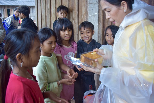 Các em thiếu nhi chờ nhận bánh từ các mạnh thường quân Các em thiếu nhi chờ nhận bánh từ các mạnh thường quân