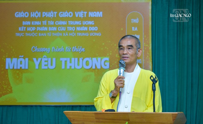 Thượng tọa Thích Tuệ Hải hỏi thăm sức khỏe người dân tại các điểm trao quà Thượng tọa Thích Tuệ Hải hỏi thăm sức khỏe người dân tại các điểm trao quà