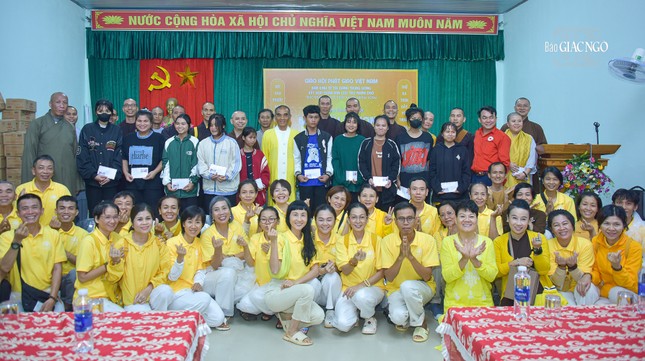 Chương trình từ thiện "Mãi yêu thương" trao tặng 1.000 phần quà với tổng giá trị 1,1 tỷ đồng đến các em học sinh, bà con có hoàn cảnh khó khăn, ảnh hưởng bởi lũ lụt trên địa bàn tỉnh Quảng Trị Chương trình từ thiện "Mãi yêu thương" trao tặng 1.000 phần quà với tổng giá trị 1,1 tỷ đồng đến các em học sinh, bà con có hoàn cảnh khó khăn, ảnh hưởng bởi lũ lụt trên địa bàn tỉnh Quảng Trị