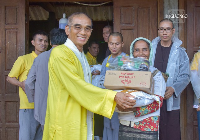 Nụ cười của một cụ già khi nhận quà từ Thượng tọa Thích Tuệ Hải Nụ cười của một cụ già khi nhận quà từ Thượng tọa Thích Tuệ Hải