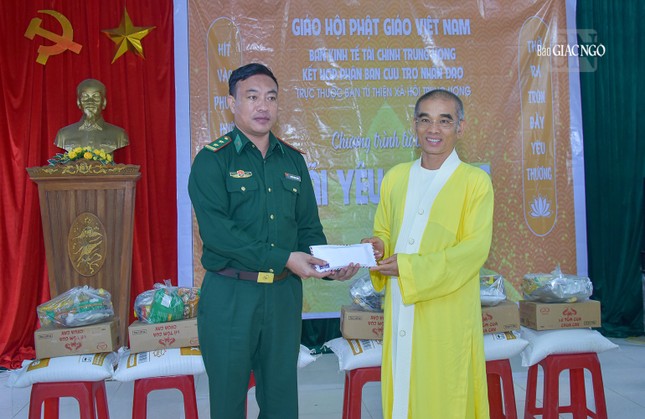 Trao 100 triệu đồng đến đồn biên phòng Hướng Lập, xã Hướng Việt, H.Hướng Hóa Trao 100 triệu đồng đến đồn biên phòng Hướng Lập, xã Hướng Việt, H.Hướng Hóa