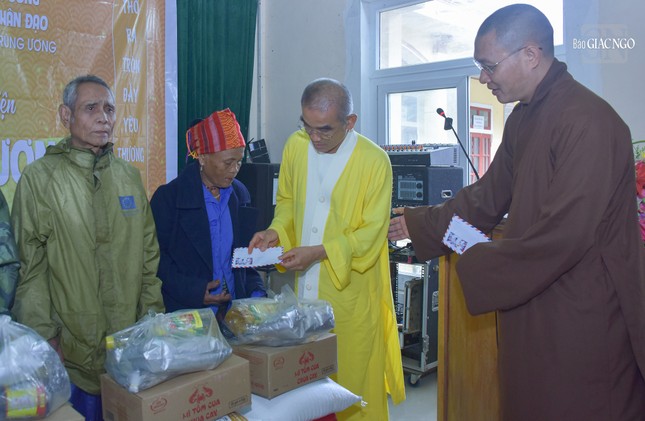 Trao quà đến một cụ già trên địa bàn H.Hướng Hóa Trao quà đến một cụ già trên địa bàn H.Hướng Hóa