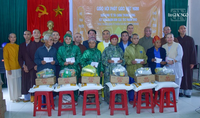 Chương trình từ thiện "Mãi yêu thương" trao tặng 1.000 phần quà đến người dân tỉnh Quảng Trị Chương trình từ thiện "Mãi yêu thương" trao tặng 1.000 phần quà đến người dân tỉnh Quảng Trị