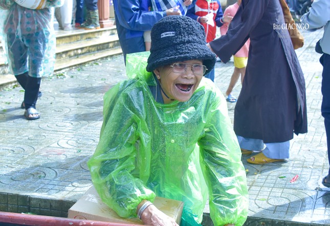 Niềm vui trên khuôn mặt của bà Rum khi nhận quà Niềm vui trên khuôn mặt của bà Rum khi nhận quà