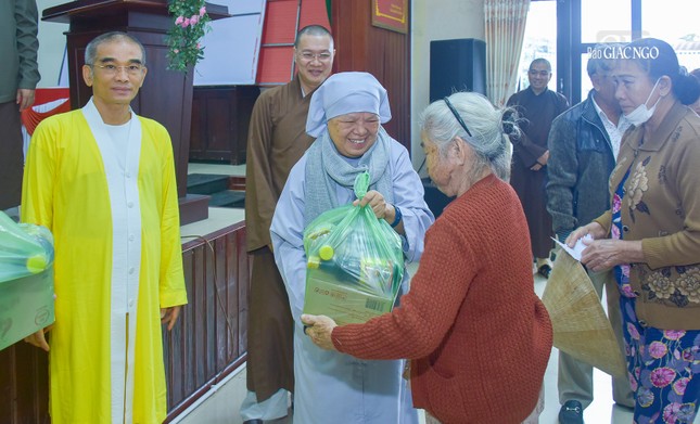 Trao 400 phần quà đến người dân xã Phong Chương