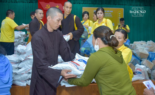 Chư Tăng chùa Long Hương hỗ trợ tặng quà