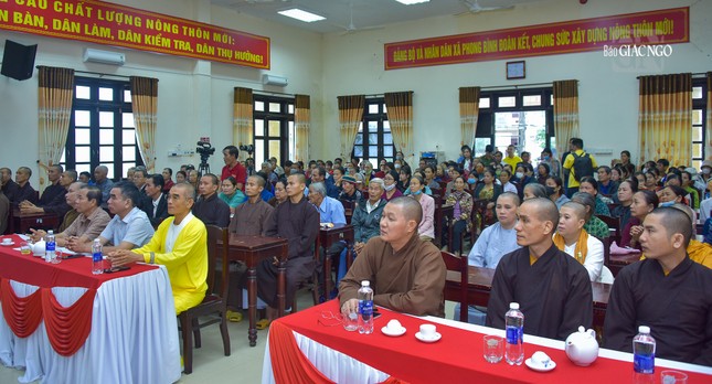 Người dân tham dự nhận quà tại xã Phong Chương