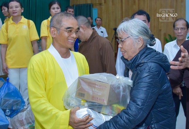 Một cụ già nhận quà