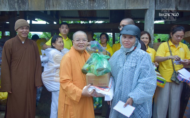 Ni trưởng Thích nữ Chúng Liên tặng quà