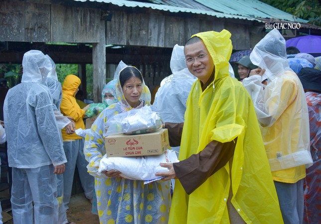 Đại đức Thích Minh Thật, Chánh Thư ký Ban Kinh tế - Tài chính T.Ư tặng quà đến người dân