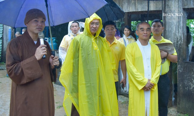Thượng tọa Thích Tuệ Hải cùng các thành viên trong đoàn hỏi thăm sức khỏe người dân