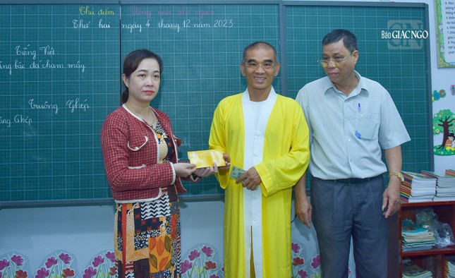 Đoàn cũng trao tặng 45 phần quà đến các giáo viên nơi đây