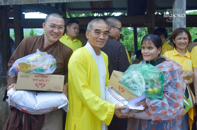 Thượng tọa Thích Tuệ Hải trao quà đến người dân