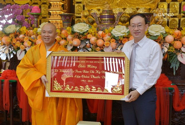 Khánh vàng chúc mừng của Quận ủy, UBND, UBMTTQVN Q.4