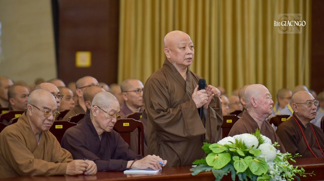 Hòa thượng Thích Lệ Trang đặt câu hỏi trao đổi tại buổi thuyết trình của Trưởng lão Hòa thượng Thích Minh Thông