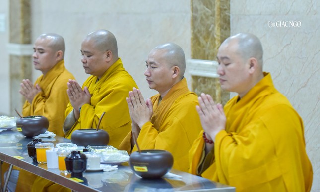 ...và tăng trưởng uy đức Tăng đoàn