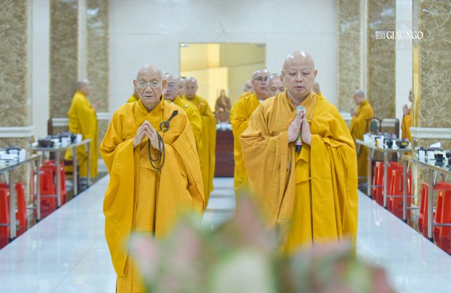 Đại chúng kinh hành niệm Phật sau khi thọ trai
