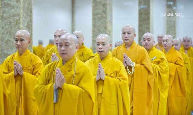 Đại chúng kinh hành, niệm Phật sau khi dùng cơm theo thứ đệ hạ lạp