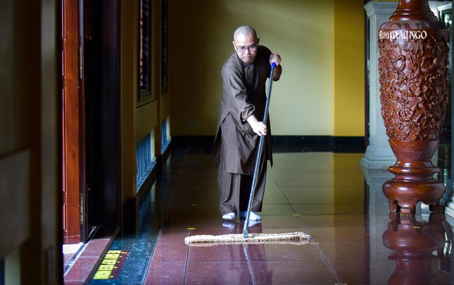 Bên cạnh các thời khóa thiền môn các hành giả còn có thời khóa chấp tác