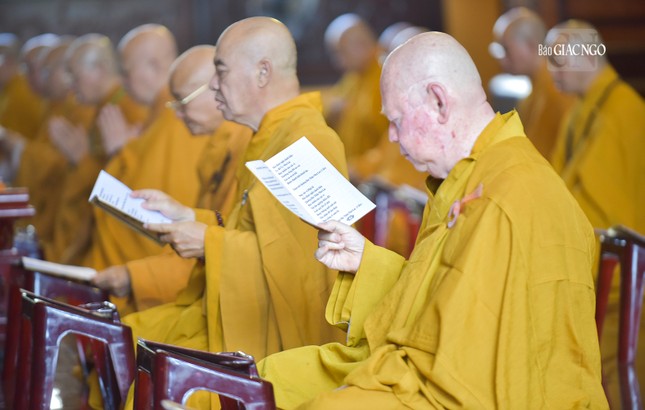 Sau khi hoàn thành nghi thức lễ Phật, các hành giả an tọa và cùng nhau hòa âm tụng kinh