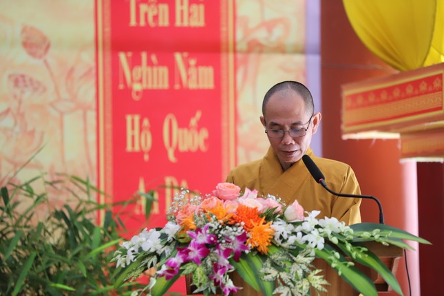 Đại đức Thích Chúc Phát báo cáo tổng kết các hoạt động Phật sự năm 2023 của Phật giáo Phú Yên