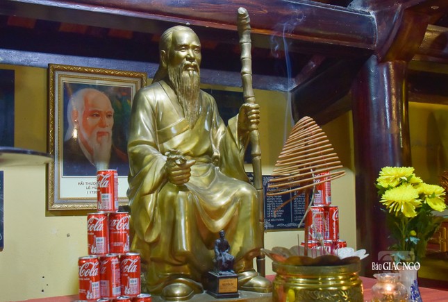 Đây cũng là nơi thờ bức tượng danh y Hải Thượng Lãn Ông Lê Hữu Trác