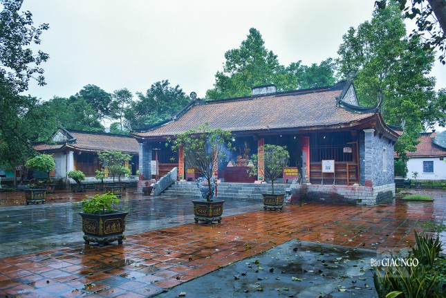 Chùa nằm sát tả ngạn sông Ngàn Phố, phía sau chùa là dãy núi Voi trùng điệp nên được đặt tên là Tượng Sơn tự. Cũng theo nhiều người dân nơi đây thì chùa còn có tên gọi khác là chùa Hầm Hầm (Ầm Ầm) vì ngay bên chùa có khe suối bắt nguồn từ dãy Đại Huệ, băng qua ghềnh đá, ngày đêm nước chảy ầm ầm