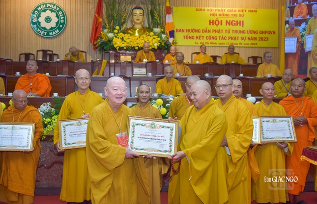 Hòa thượng Thích Duy Trấn đón nhận Bằng tuyên dương công đức