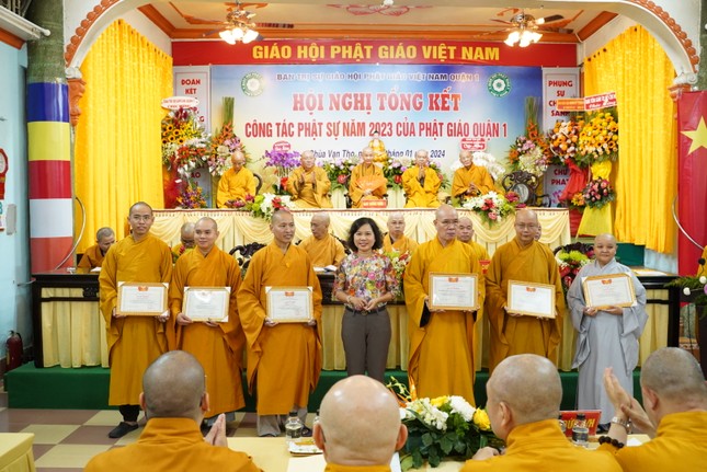 Bà Dương Thị Hồng Gấm, Chủ tịch Ủy ban MTTQVN Q.1 tặng Giấy khen đến tập thể, cá nhân Ban Trị sự Phật giáo Q.1 Bà Dương Thị Hồng Gấm, Chủ tịch Ủy ban MTTQVN Q.1 tặng Giấy khen đến tập thể, cá nhân Ban Trị sự Phật giáo Q.1