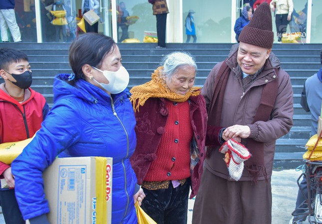 Hỗ trợ một cụ già nhận quà