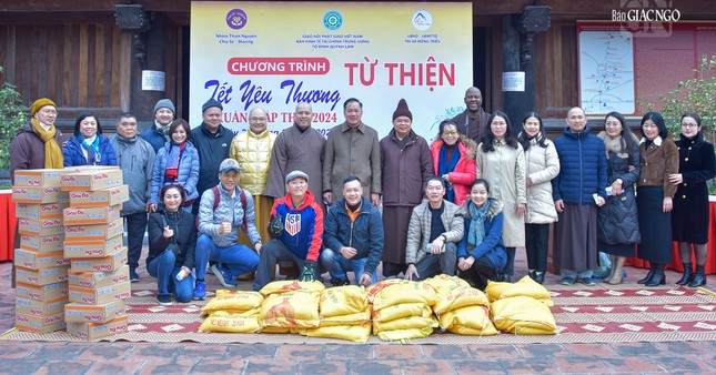 Các thành viên trong đoàn chụp hình lưu niệm
