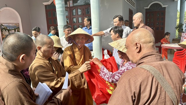 Trưởng lão Hòa thượng Thích Thanh Hùng tặng quà đến người dân Trưởng lão Hòa thượng Thích Thanh Hùng tặng quà đến người dân