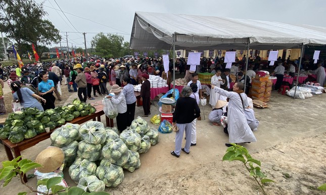 "Phiên chợ 0 đồng" trao tặng 1.000 phần quà đến các hộ dân khó khăn trên địa bàn H.Triệu Phong "Phiên chợ 0 đồng" trao tặng 1.000 phần quà đến các hộ dân khó khăn trên địa bàn H.Triệu Phong