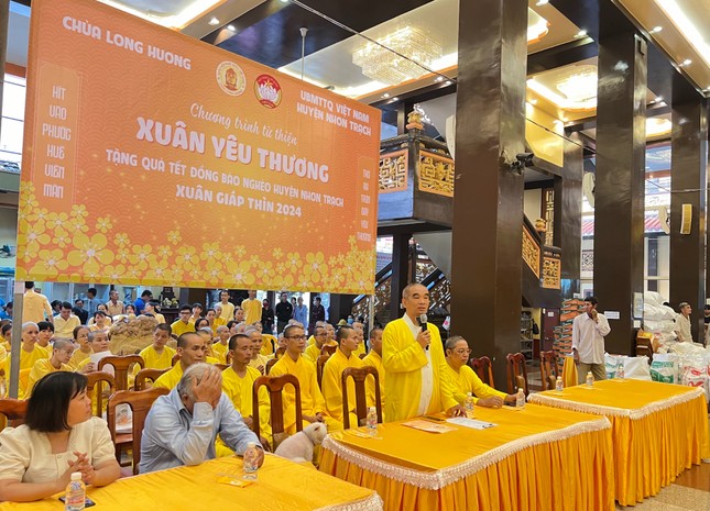 Thượng toạ Thích Tuệ Hải chúc Tết đến người dân - Ảnh: Ch.L.H