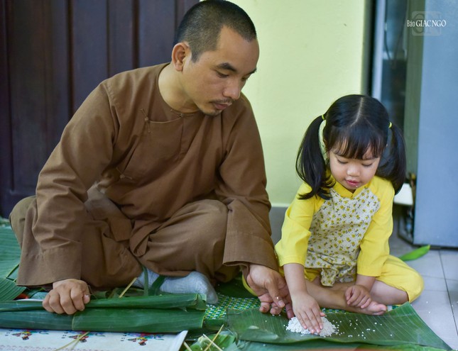 Bé Tường Hân (4 tuổi) thường được cha mẹ dẫn lên chùa Bảo Lâm, vừa để vui chơi, vừa có cơ hội thân cận, lắng nghe những lời dạy của các thầy