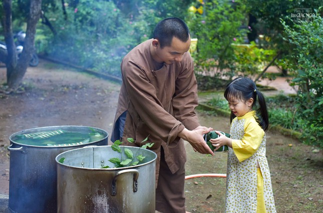 Em cũng phụ các thầy trong công việc làm bánh chưng và bánh tét