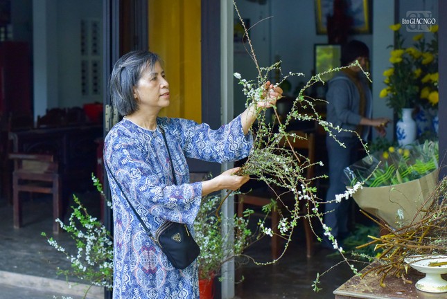 Phật tử chung tay với các thầy trang trí đón Tết