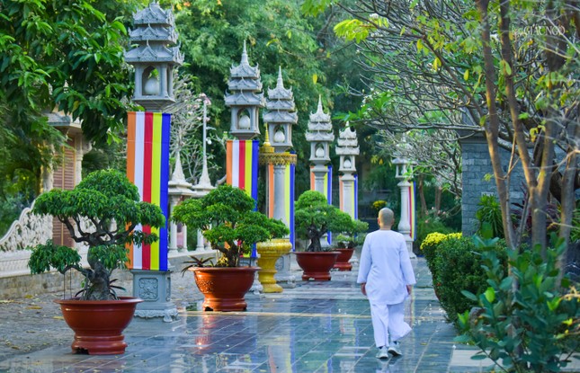 Ngôi chùa có không gian yên tĩnh, phù hợp cho nhiều người đến đảnh lễ Phật và tìm sự bình yên trong tâm hồn