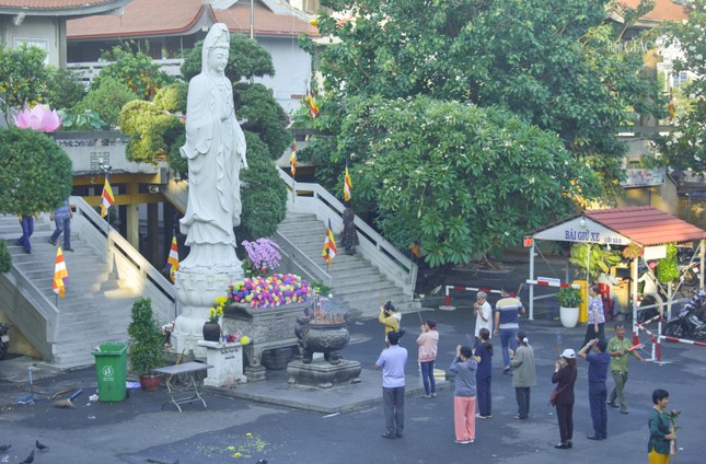 Dâng hương trước tôn tượng Bồ-tát Quán Thế Âm tại chùa Vĩnh Nghiêm (Q.3)