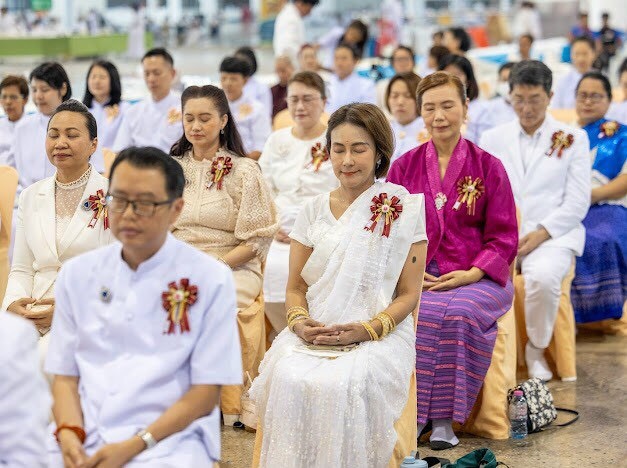 Phật tử tham dự thực hành thiền định tại buổi lễ