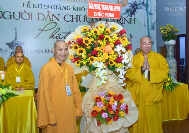 Rất nhiều lẵng hoa của các đơn vị gửi đến chúc mừng