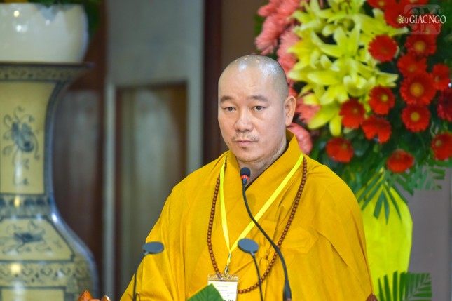 Đại đức Thích Đồng Quảng báo cáo tiến trình tổ chức khóa đào tạo