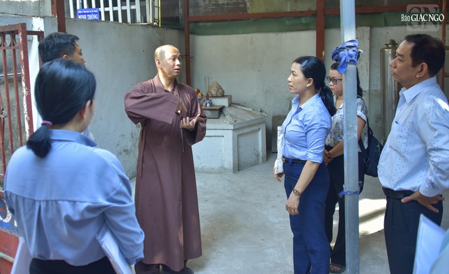 Đại đức Thích Huệ Quang giới thiệu sơ lược thông tin về các di tích đến các thành viên đoàn Đại đức Thích Huệ Quang giới thiệu sơ lược thông tin về các di tích đến các thành viên đoàn