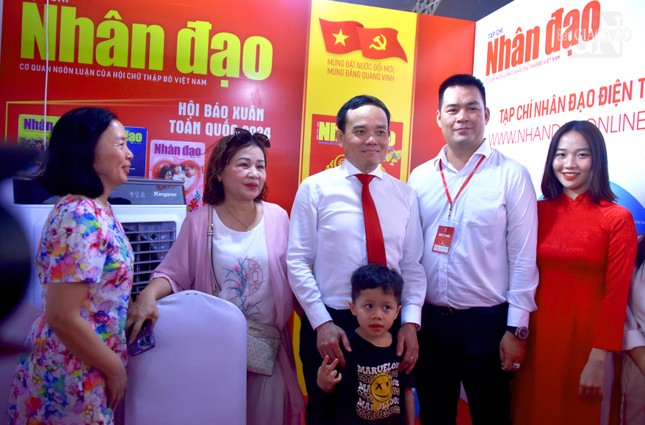 Phó Thủ tướng Trần Lưu Quang tham quan các gian trưng bày báo chí Phó Thủ tướng Trần Lưu Quang tham quan các gian trưng bày báo chí