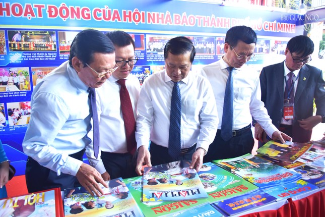 Các đại biểu tham quan gian trưng bày báo chí của Hội Nhà báo TP.HCM Các đại biểu tham quan gian trưng bày báo chí của Hội Nhà báo TP.HCM