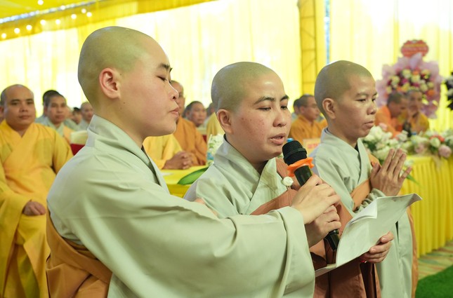 Sư cô Thích nữ Huệ Hương dâng lời phát nguyện Sư cô Thích nữ Huệ Hương dâng lời phát nguyện