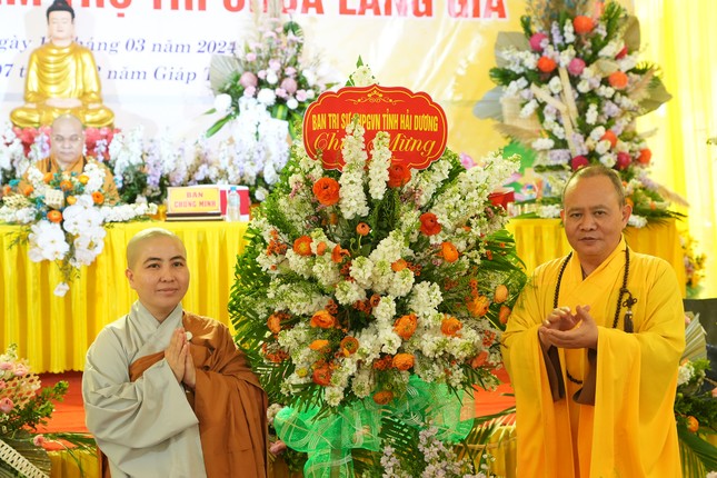 Rất nhiều lẵng hoa của Ban Trị sự Phật giáo tỉnh, chính quyền, đoàn thể, Tăng Ni, Phật tử gửi đến chúc mừng Rất nhiều lẵng hoa của Ban Trị sự Phật giáo tỉnh, chính quyền, đoàn thể, Tăng Ni, Phật tử gửi đến chúc mừng