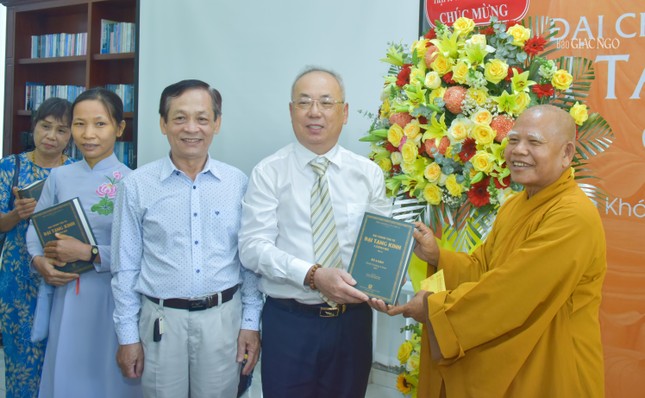 Tặng bản Kinh Trường A-hàm đến khách mời tham dự, tập đầu tiên của bộ Đại Chánh tân tu Đại tạng kinh